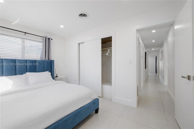 Building Photo - 1709 SW 5th Pl