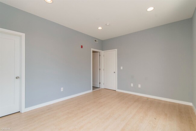 Building Photo - 6 br, 5 bath Triplex - 1507 W OXFORD ST Un...