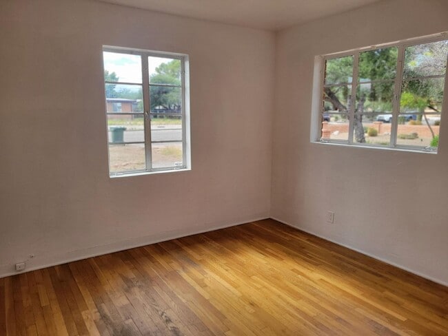 Building Photo - Charming 2-Bedroom Brick Home Near U of A , Banner University Medical Center & I-10