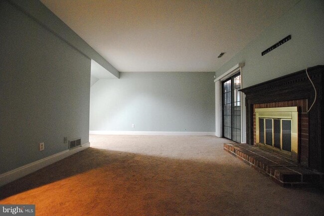 Building Photo - 20 Dickens Square