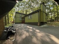 Building Photo - Beautifully remodeled 3 bedroom home in an...