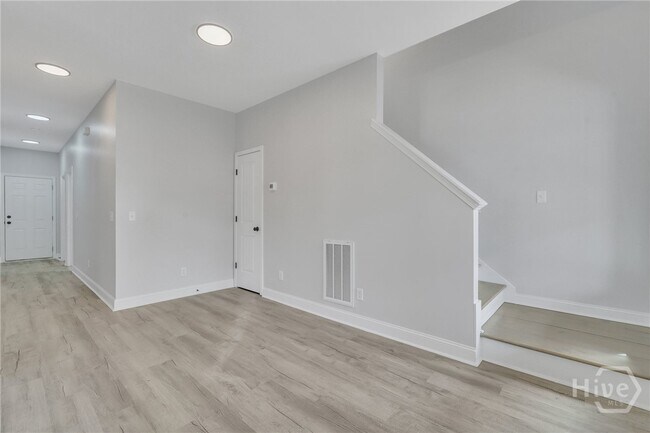 Building Photo - 1112 E Waldburg St
