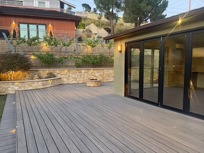 Building Photo - Burbank Hillside 3brm, 3bath Residence.