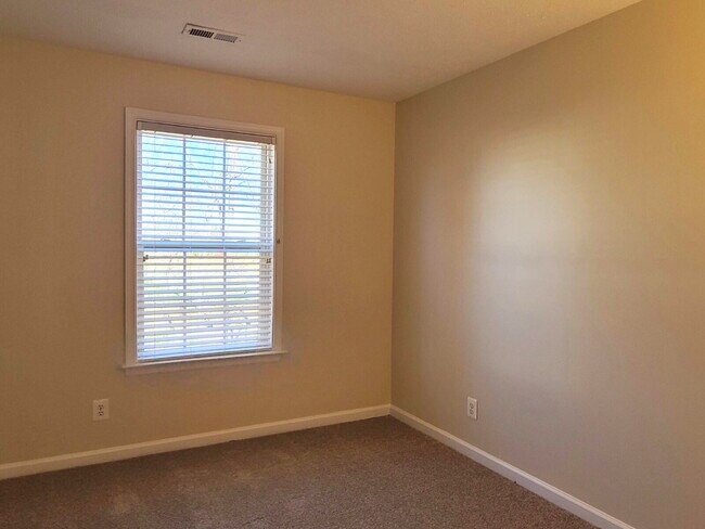 Building Photo - Beautifully Updated 4 BR, 2.5 BA Townhome