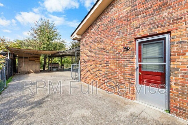 Building Photo - 465 Clearwater Dr