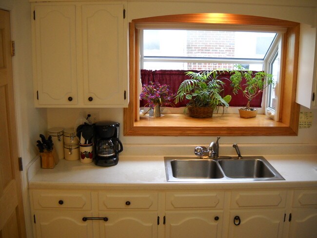 eat-in kitchen - 102 W College St