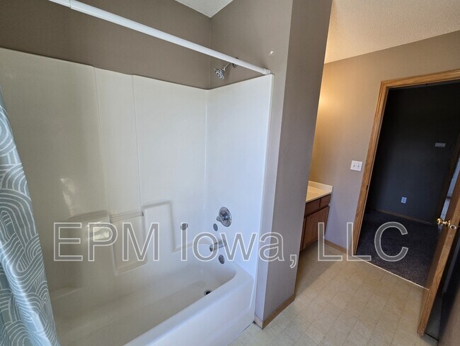 Building Photo - 1138 White Ivy Pl NE