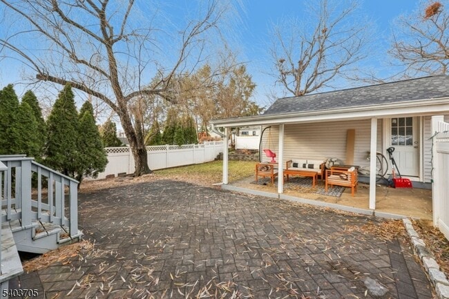 Building Photo - 3-11 Lyons Ave