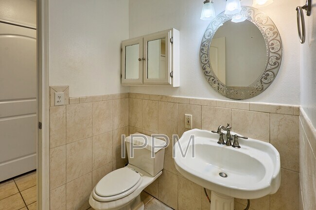 Building Photo - 2609 Thomas Ln