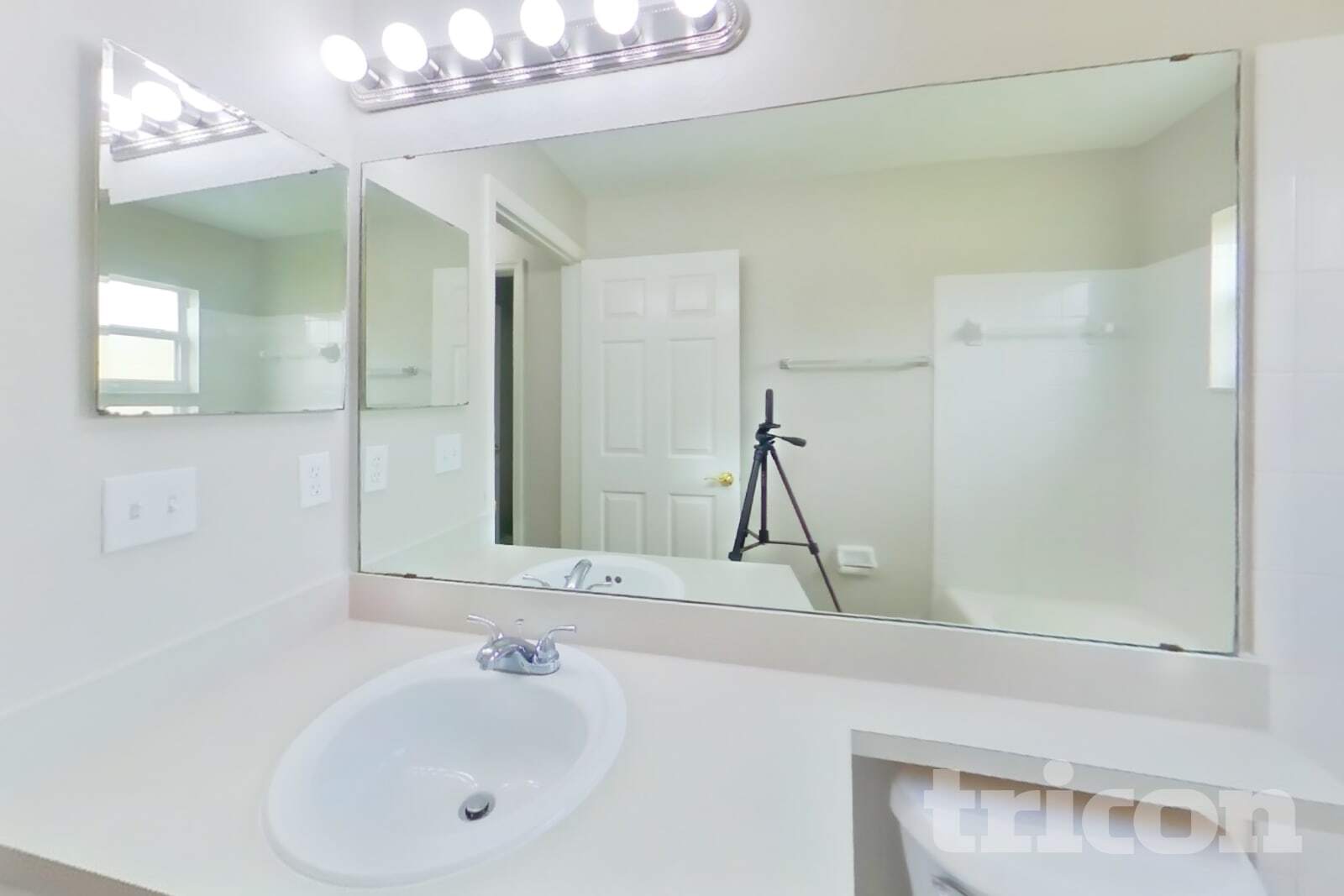Building Photo - 7833 Manor Dr