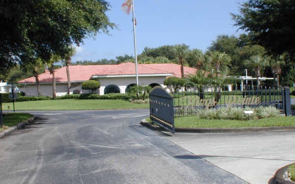 Building Photo - Kings Pointe