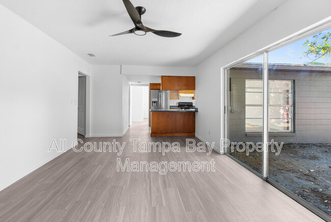 Building Photo - 905 N Newport Ave