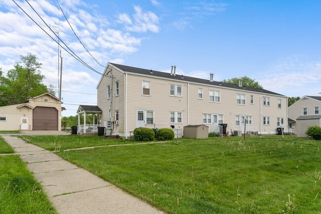 Building Photo - Now Pre-leasing: 4BR Townhouses in Scenic ...