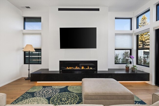 Building Photo - Waterfront End-Unit | 3 Bed | 3 Bath | 2,189 Sq. Ft. | Gated Community | Luxury Lake Living