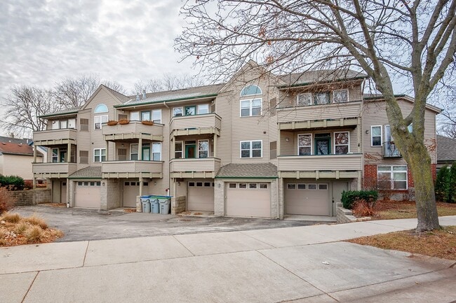 Building Photo - 2424 S Wentworth Ave