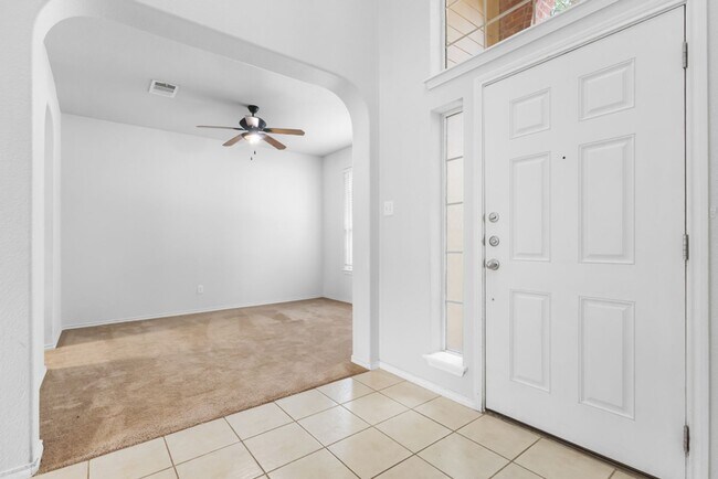 Building Photo - Charming Home Awaits: Spacious & in a Prime Location
