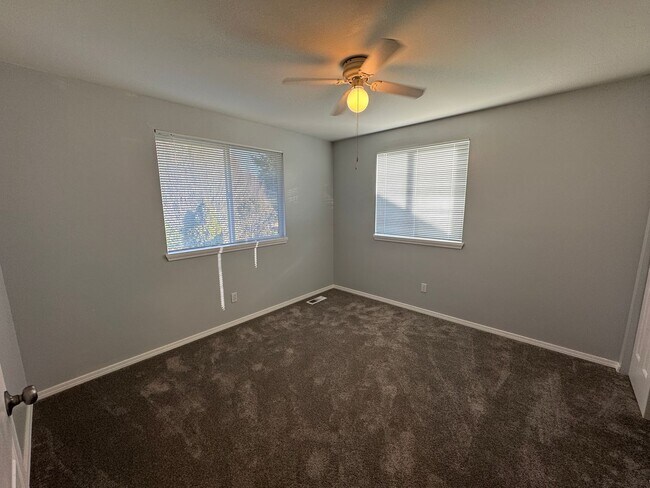 Building Photo - Modern Updated Townhome