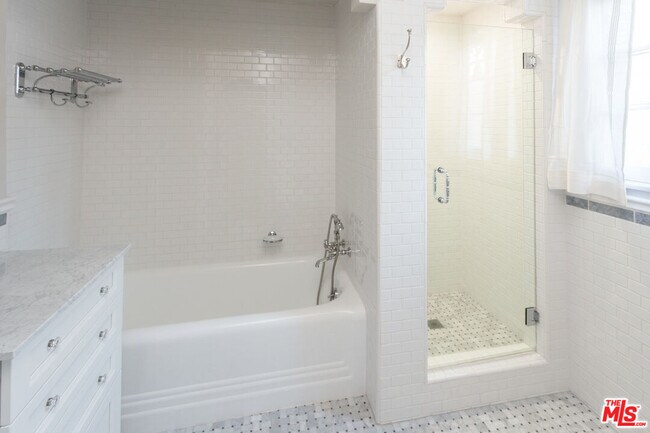 Building Photo - 1930 Rodney Dr