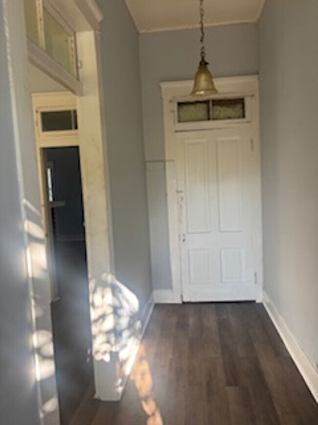 Building Photo - Spacious 3 Bedroom in the heart of Clifton