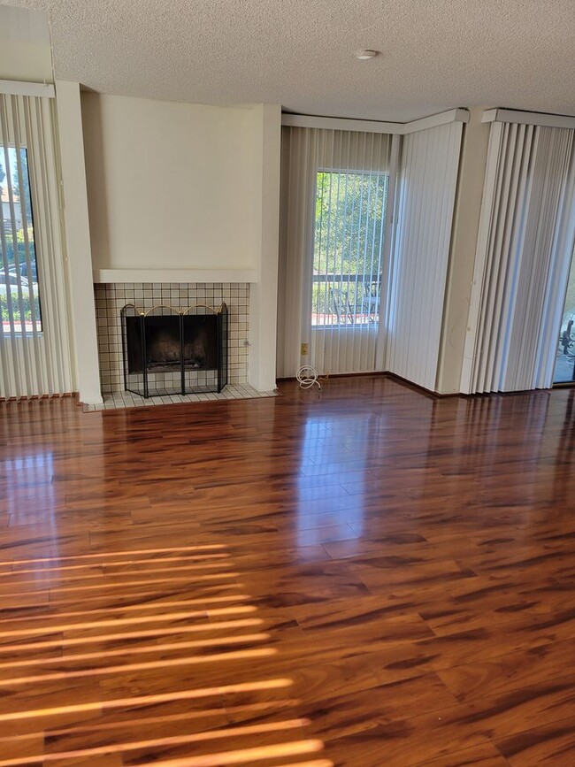 Building Photo - Plenty of Natural Light! Spacious Townhous...