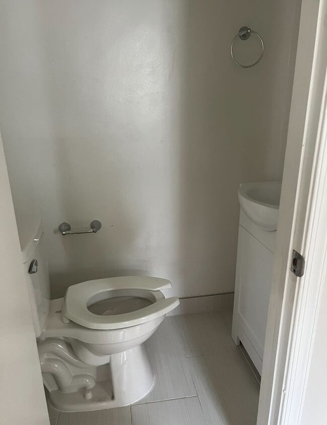 Building Photo - Renovated 3 Bedroom 3 Bathroom Single Fami...