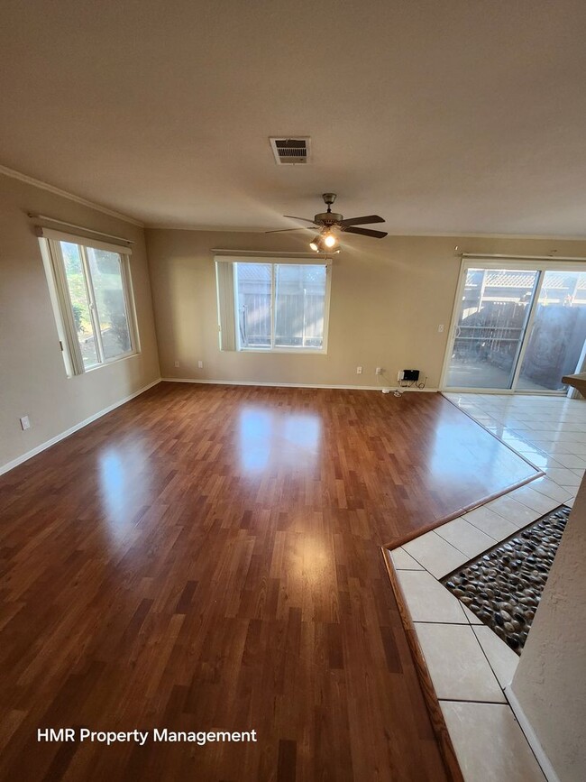 Building Photo - Beautiful 3 bedroom Condo