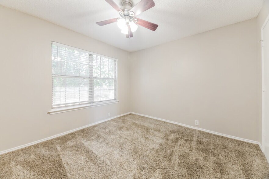 Building Photo - 1024 Springcreek Dr