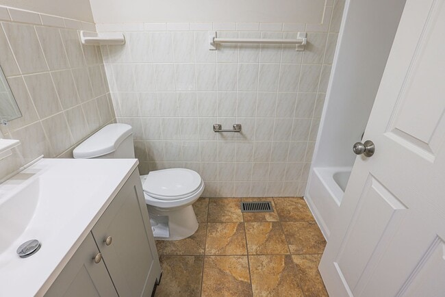 Building Photo - 17 Pocasset Ct