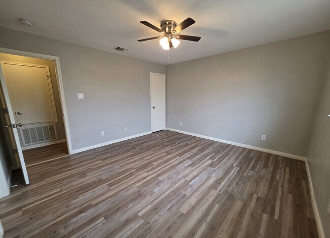 Building Photo - Updated 3/2 Duplex Near Shopping in San Antonio