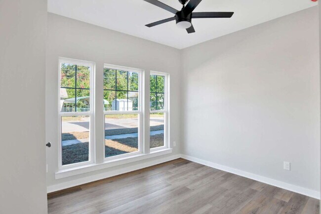 Building Photo - Downtown Pensacola Area 3BR/3BA | Each Bedroom Has Private Bath | Fenced Yard | Water & Lawn Care...