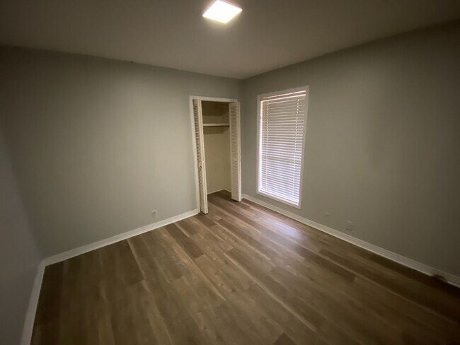 Building Photo - Great 3 bed 2 bath for Rent in Brandon 042!
