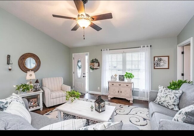 Building Photo - HELLO Georgeous 3 bdrm, 2 bath Single Fami...