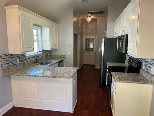 Building Photo - Cozy 3 Bed 2 Bath House! Available August ...