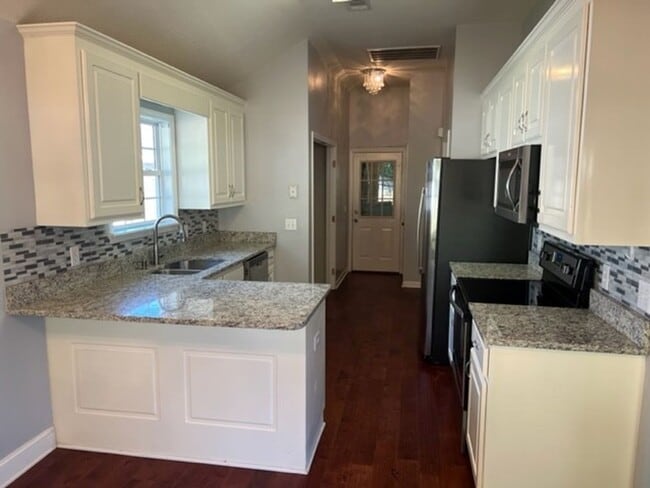 Building Photo - Cozy 3 Bed 2 Bath House! Available Now!
