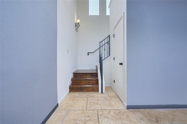 Building Photo - 14501 Blue Jay Point