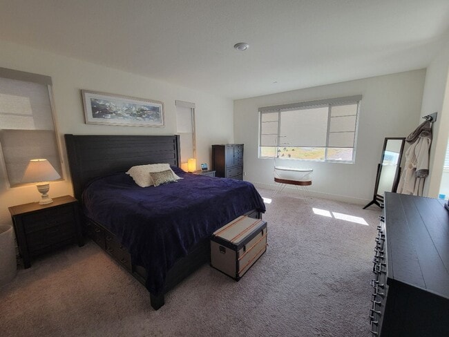 Building Photo - Beautiful 4/2/5 located in Lincoln w/ Sola...