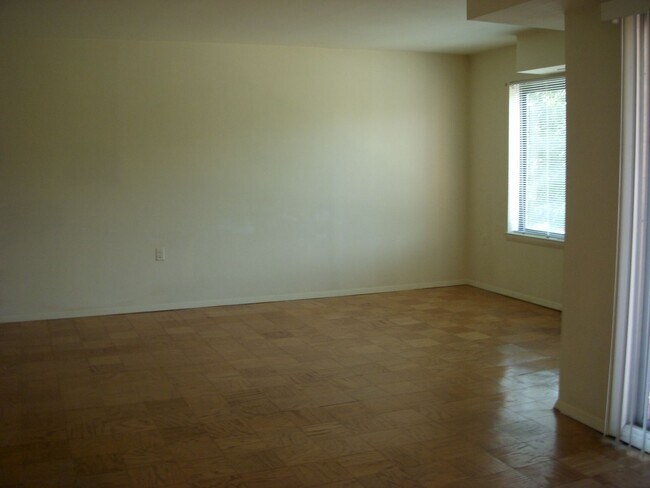 Building Photo - Country Club 1 Bedroom Condo