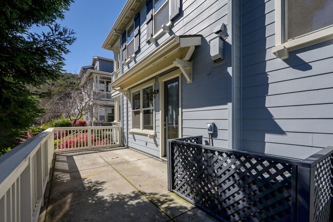 Building Photo - 3 Bed / 2.5 Bath beautiful end unit townhome with tons of upgrades. YouTube Tour!!