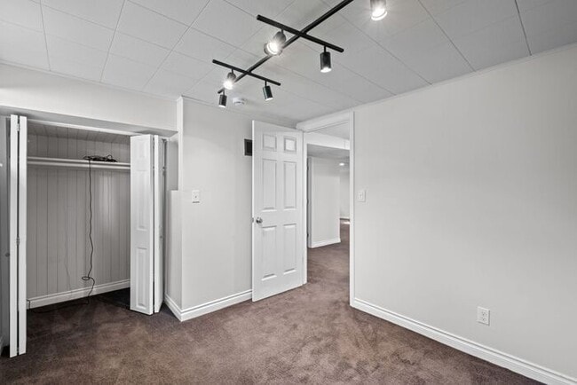 Building Photo - Elegant and Spacious Air-Conditioned Lincoln Park Rambler