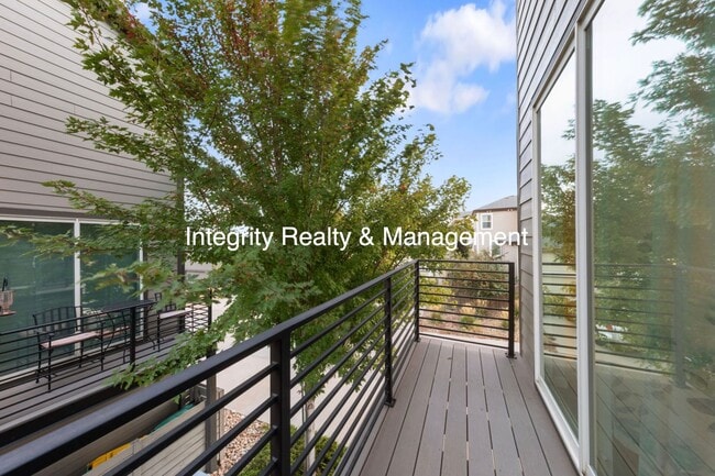 Building Photo - 3 Bed/2.5 Bath Townhome, 1999 sq ft, 2160 Meadows Blvd Unit A