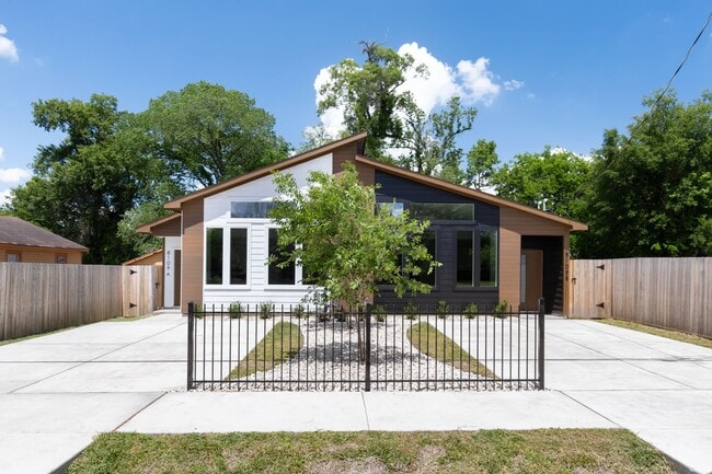 Building Photo - 8109 Hamlet St