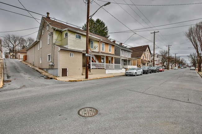Building Photo - Renovated 1-Bedroom Apartment | Available Now | Housing Vouchers Accepted