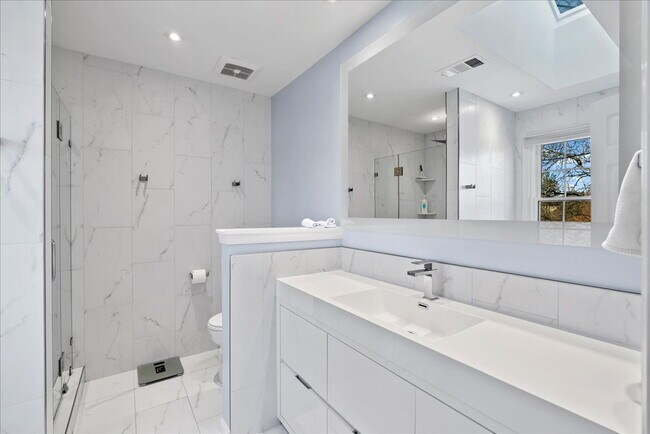 Building Photo - Beautiful End-Unit Townhome with Spacious Interior and Outdoor Living