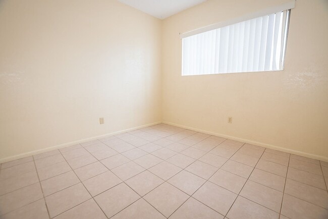 Building Photo - Spacious 3 Bedroom, 2 Bath Home with Updat...