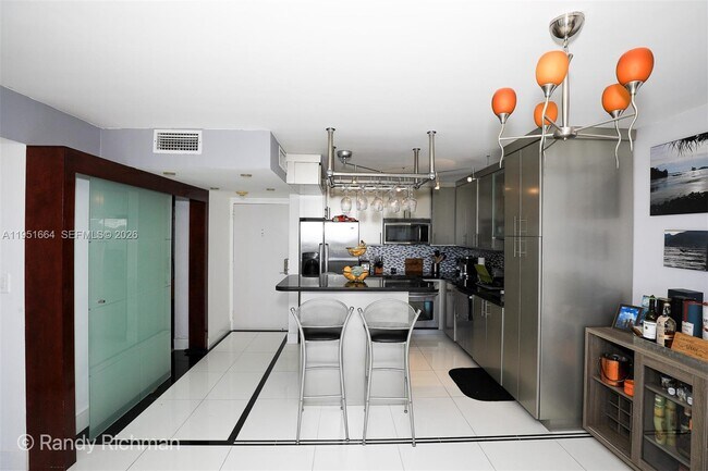 Building Photo - 600 NE 36th St