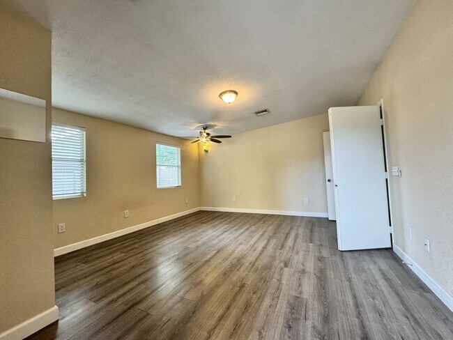 Building Photo - Great 3 bedroom 2 bath culdesac lot with f...