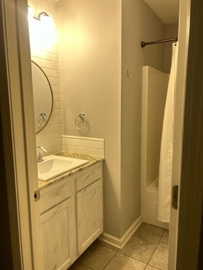 Building Photo - Beautiful 3 BD 2 BA Home