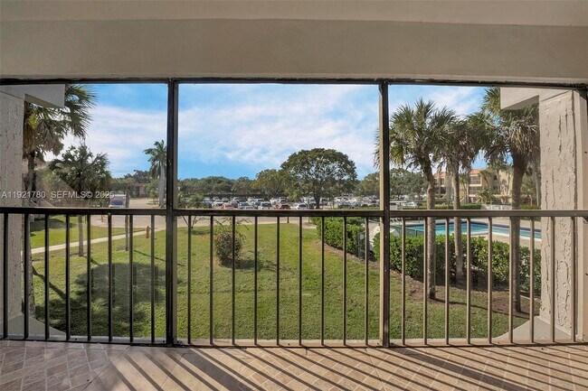 Building Photo - 230 Lakeview Dr