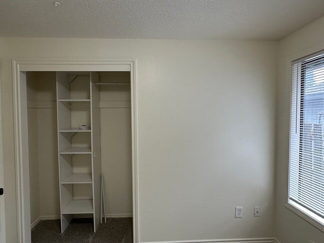 Building Photo - Large 3 Bed, 2 Bath Home!