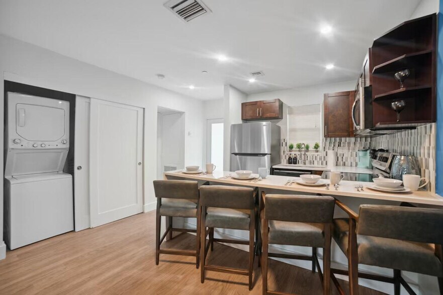 Building Photo - 911 NE 4th St